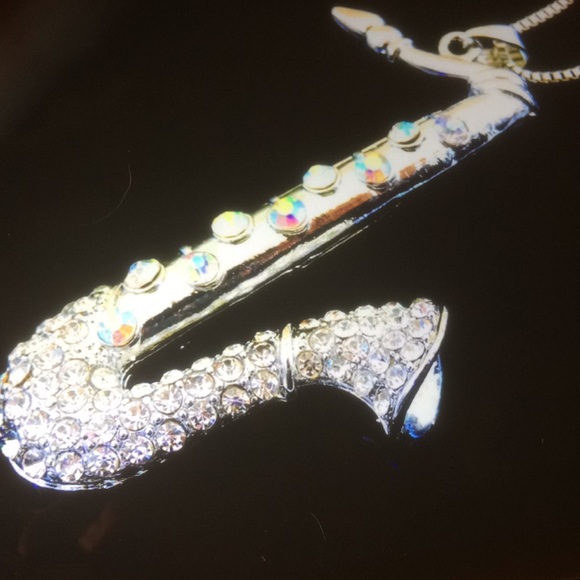 🎷🎷NWT BETSEY JOHNSON CRYSTAL SAXOPHONE NECKLACE. - Picture 2 of 4